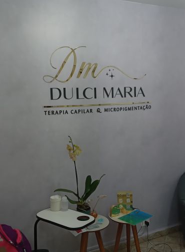 logotipo em acrílico dourado